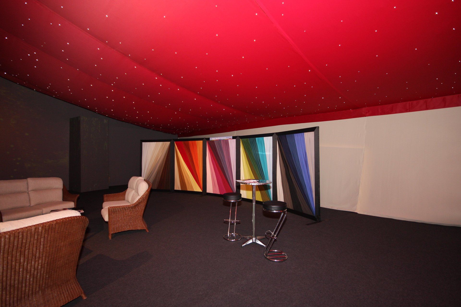 A living room with a red ceiling and a table and chairs