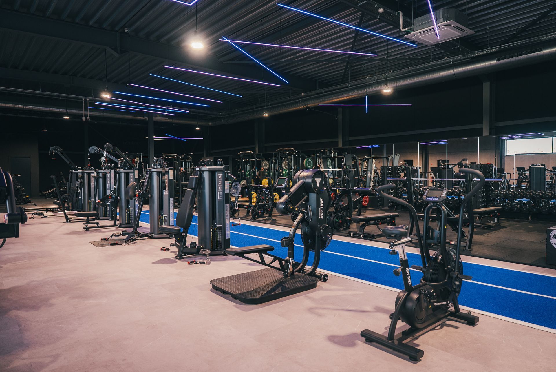 Een man houdt een touw vast in een sportschool.