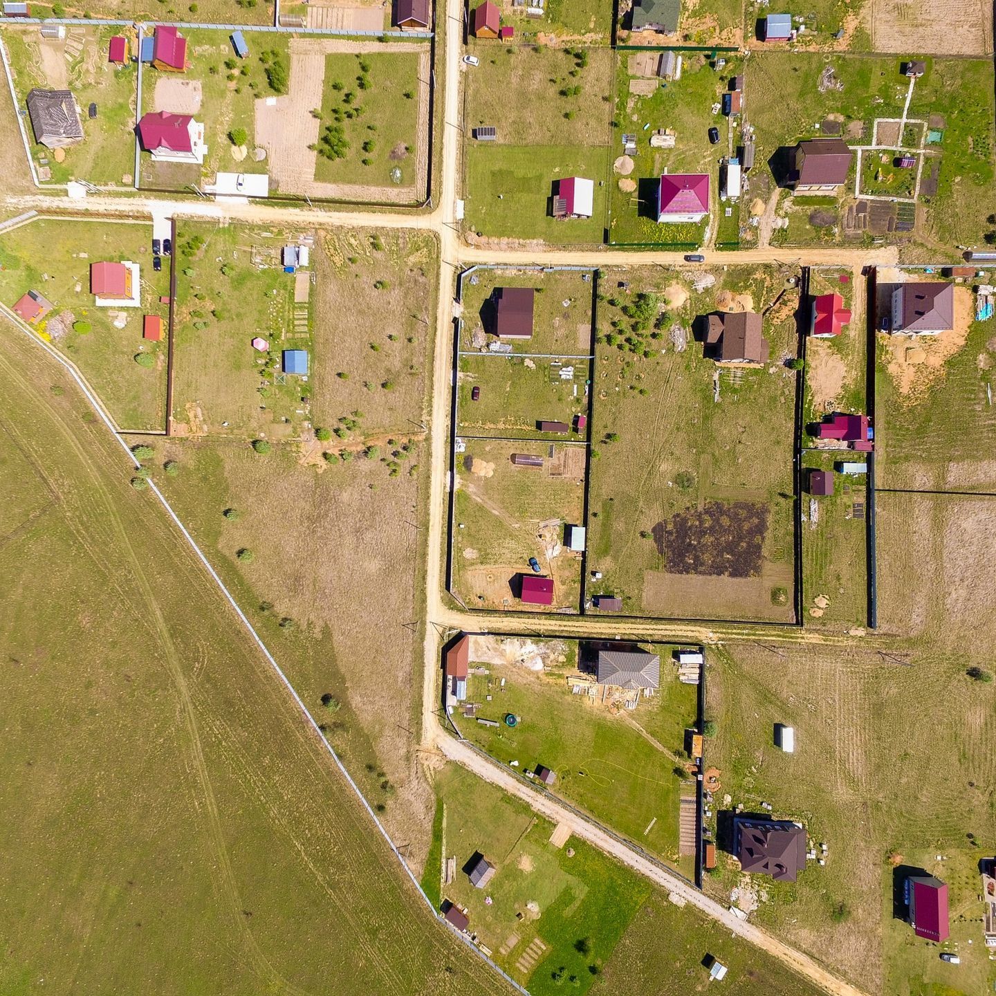 Gyvenamojo rajono su daugybe namų ir kelių vaizdas iš oro.