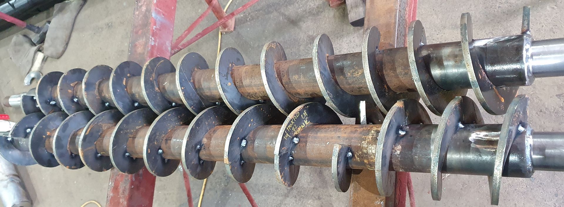 A bunch of screws are sitting on top of each other on a table.