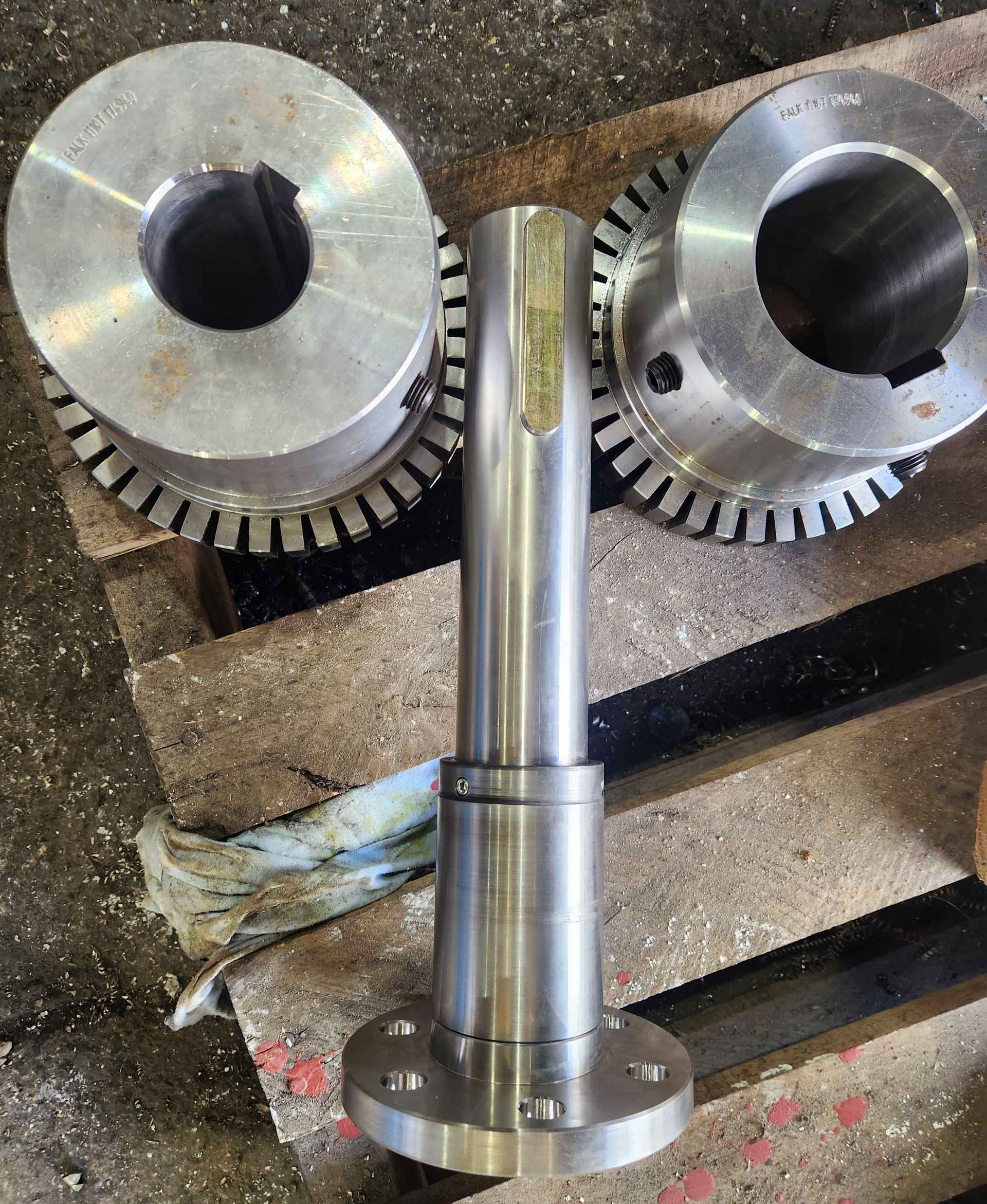 A piece of metal is sitting on top of a wooden pallet.