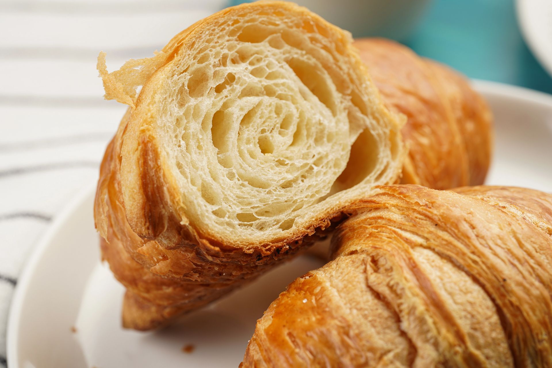 Tagli e bastoncini di tonno crudo congelato, ricoperti di ghiaccio.