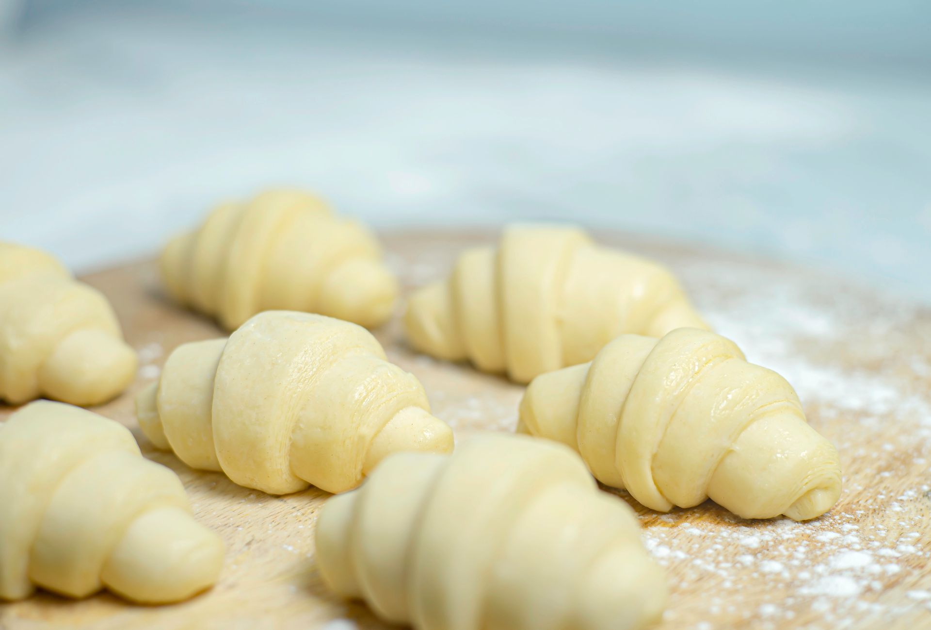 Cosce di pollo congelate con cipolle, aglio, foglie di alloro, grani di pepe e peperoncino su una superficie grigia.