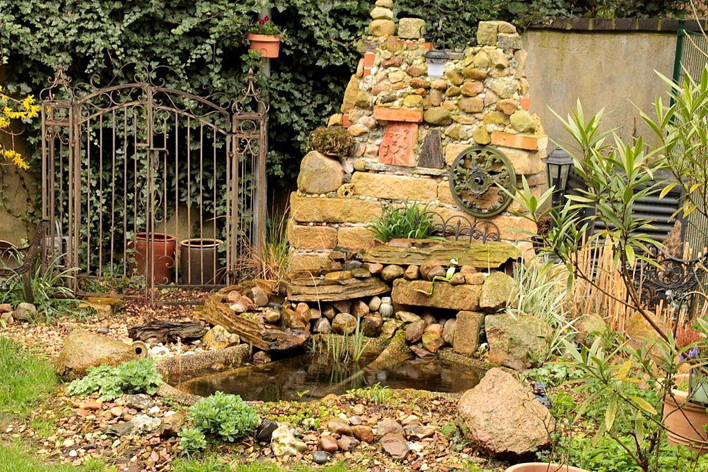 Kunstvolle Wasserspiele im Garten des Eulennestes