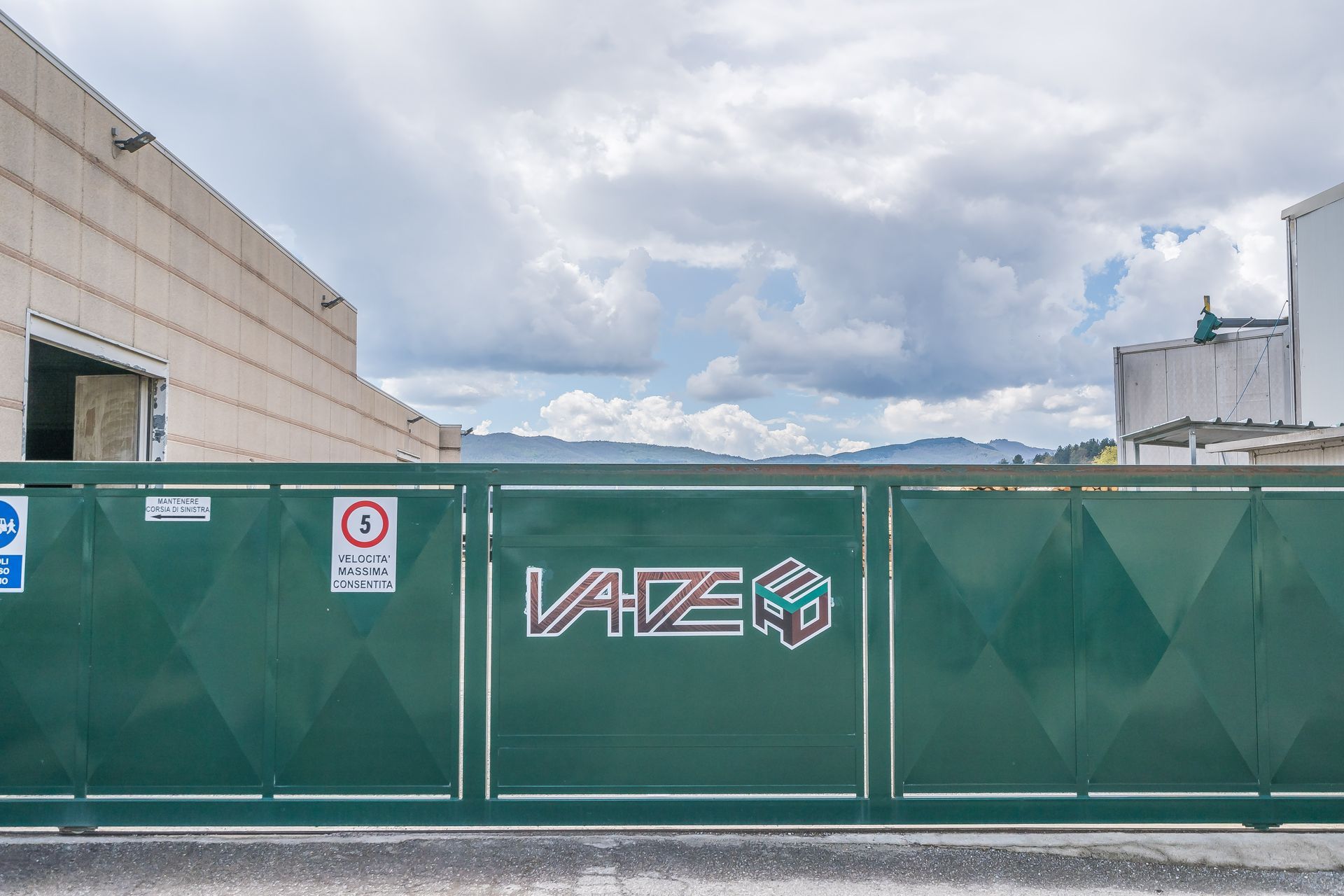 cancello verde con logo dell'azienda
