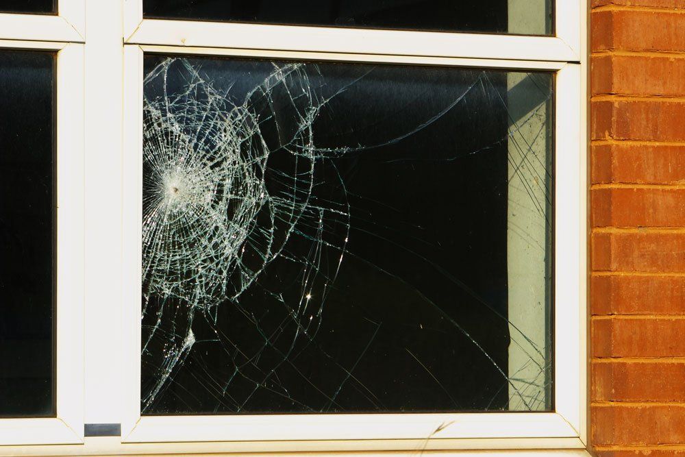 Cracked Window — Powhatan, VA  — HomeTown Glass LLC