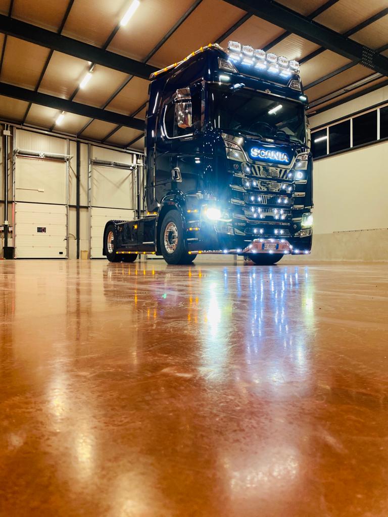 Mezzo di trasporto per servizi di logistica e stoccaggio merci