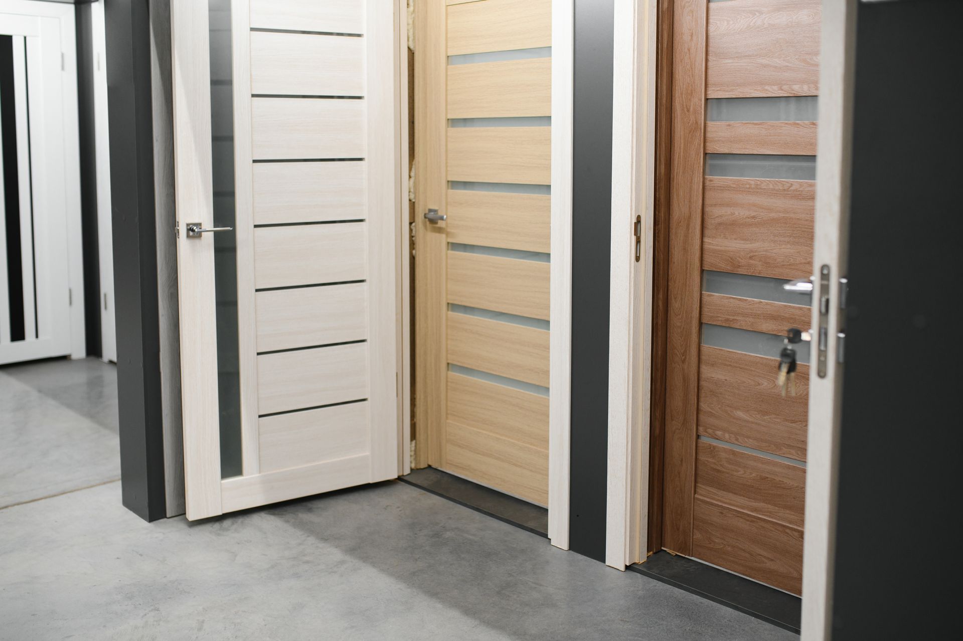 Ci sono molti tipi diversi di porte in questa stanza.