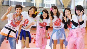 Volunteers wearing 2014 Chubu Walkathon T-shirts