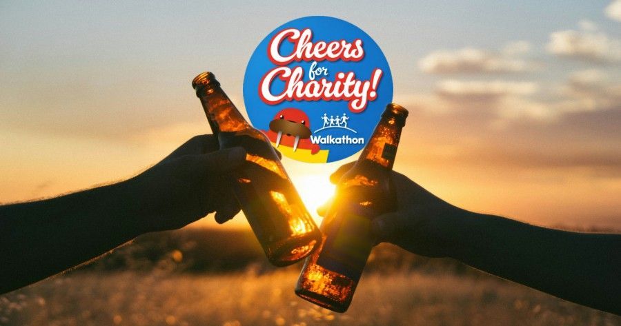 夕焼けの中でビール瓶を持って乾杯するシーン(チャリティ・クラフトビール企画)