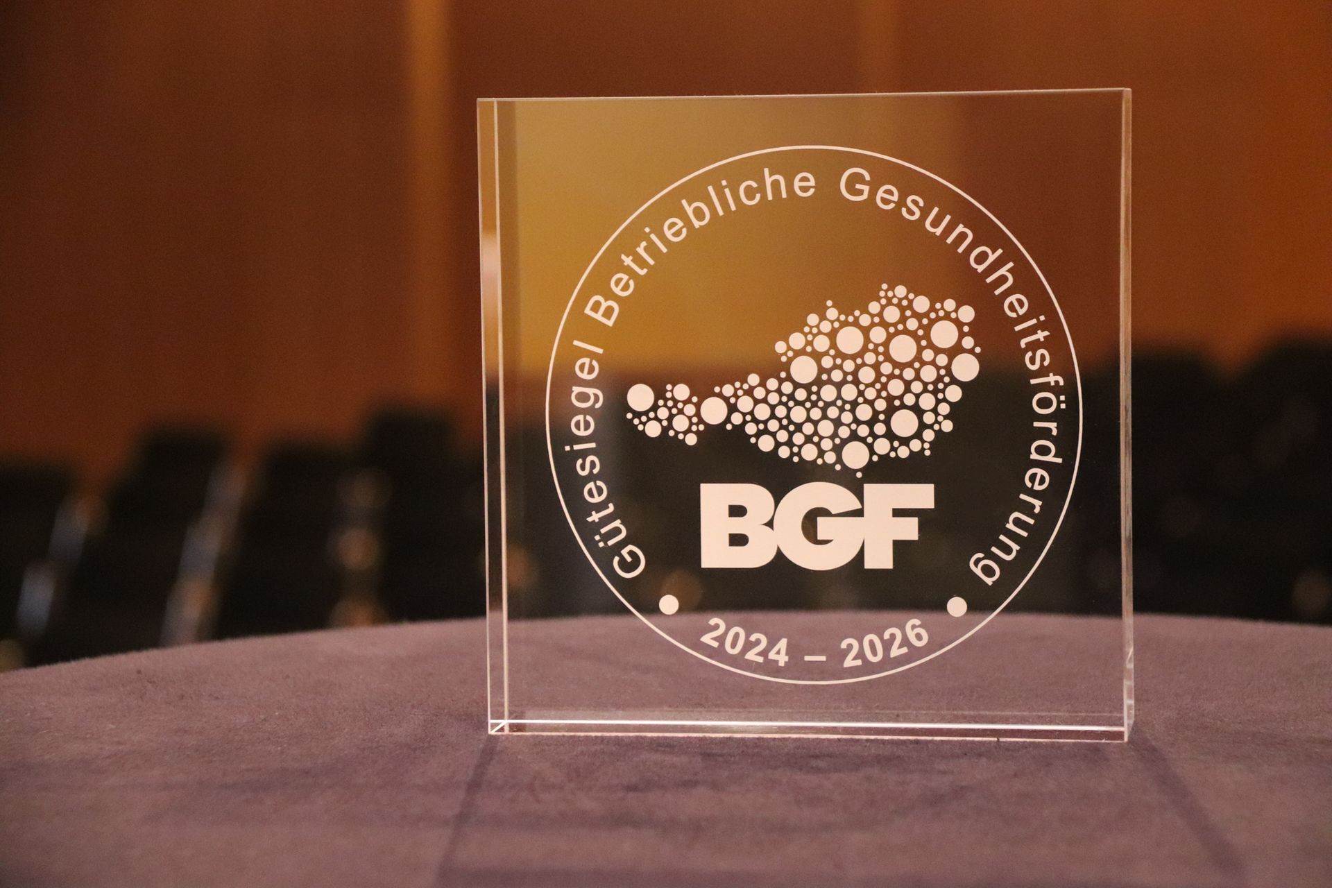 Ein Glasblock mit dem Wort bgf darauf