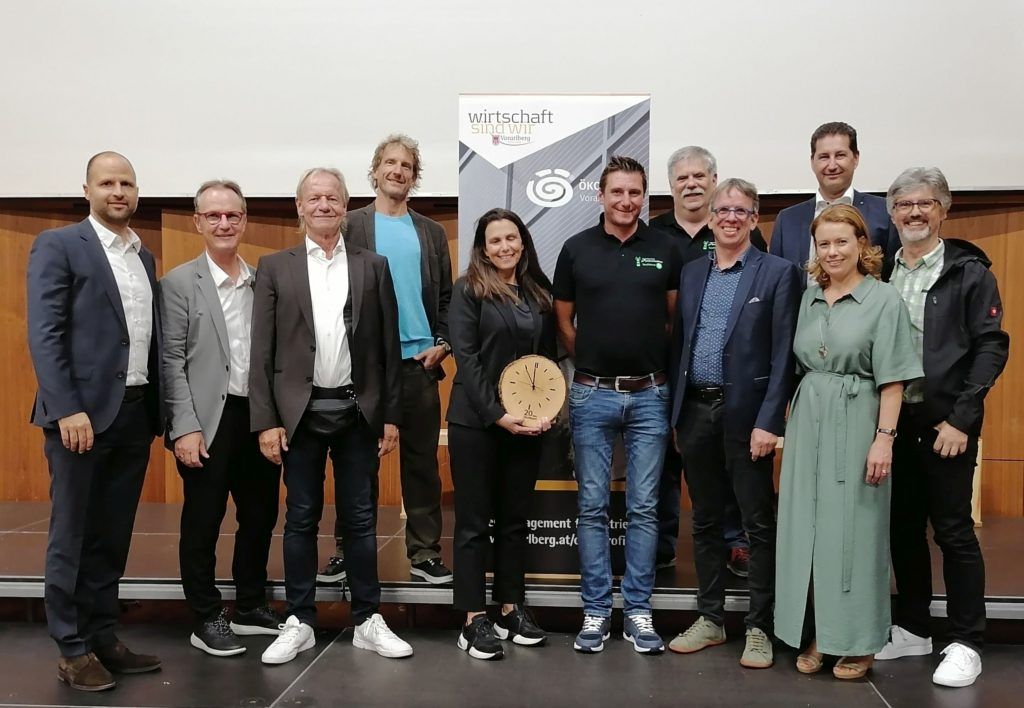 Eine Gruppe von Menschen, die nebeneinander auf einer Bühne stehen.