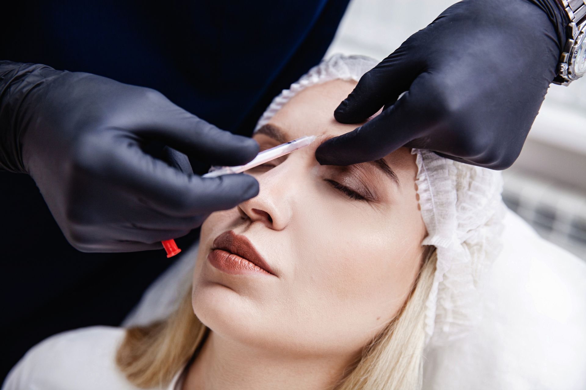 Ein Mann bekommt eine Botox-Injektion in die Stirn.