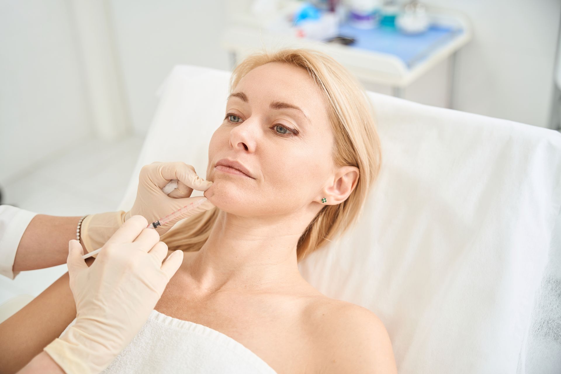 Eine Frau bekommt eine Botox-Injektion ins Gesicht.