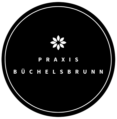 Das Logo der Praxis Büchelsbrunn ist ein schwarzer Kreis mit einer weißen Blume in der Mitte.