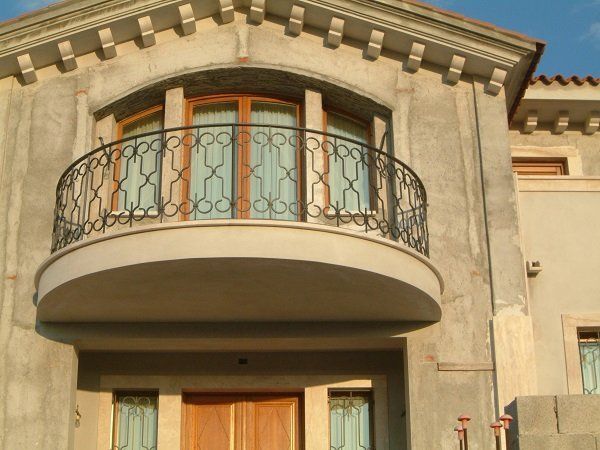 una ringhiera in ferro battuto in un balcone
