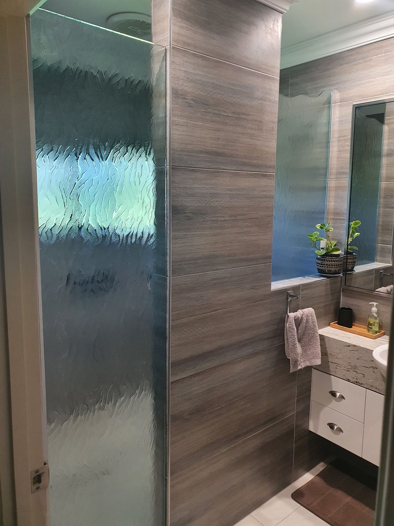 Glass screen in Bathroom— Innisfail Glass & Aluminium In Mission Beach, QLD