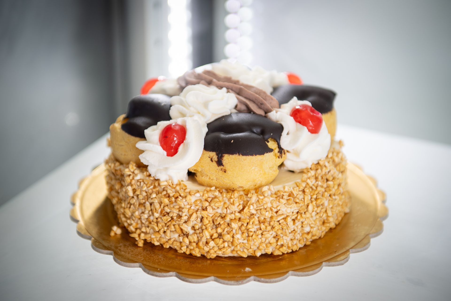 Torta con decorazioni