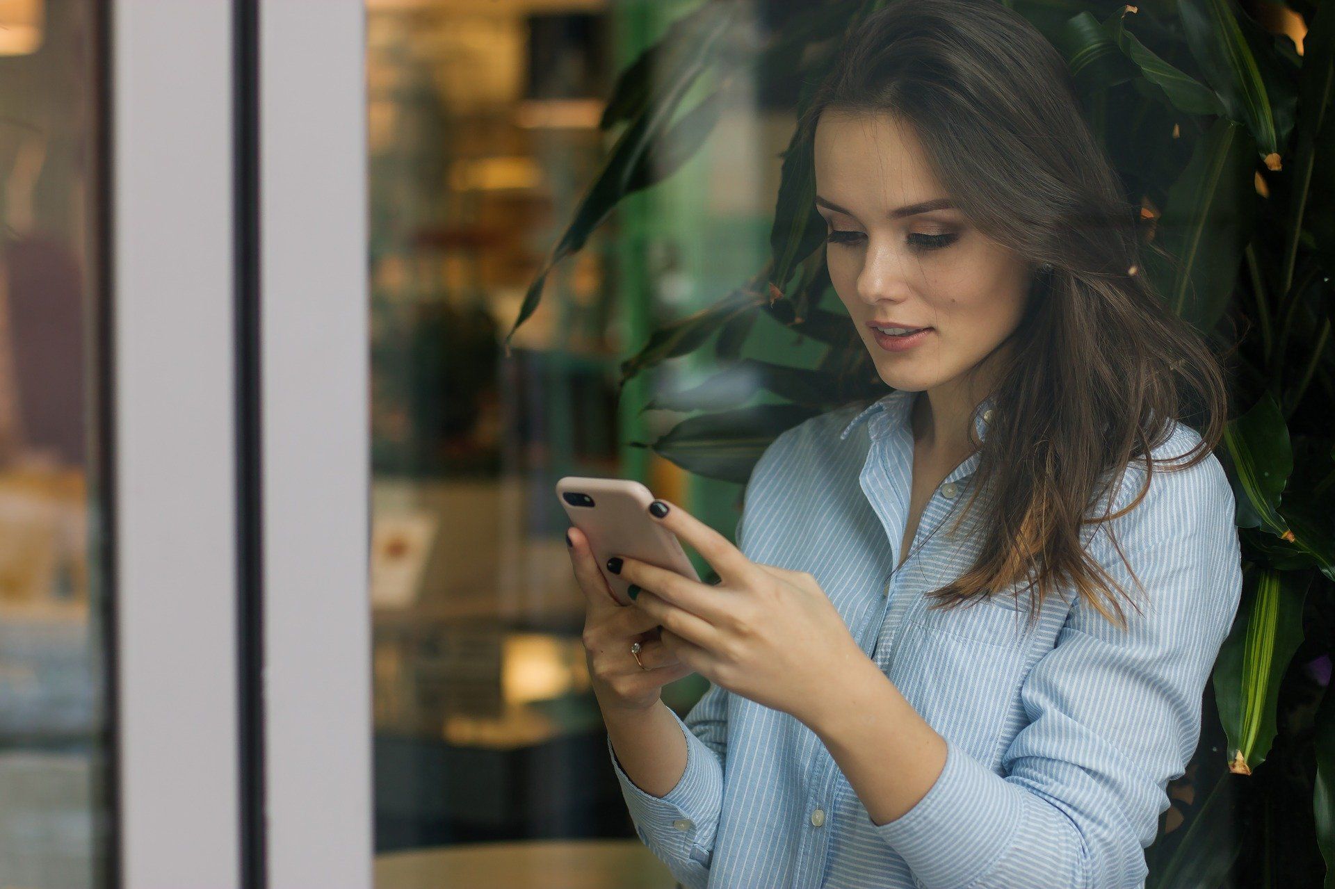 Ein Hotelgast chattet mit dem Hotelchatbot