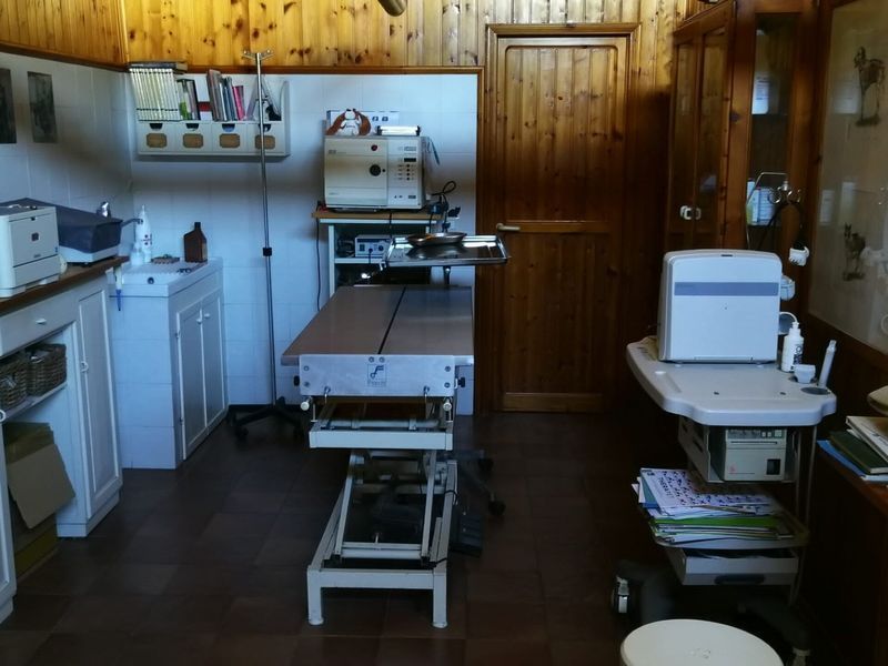 Una stanza con un tavolo e una stampante al suo interno