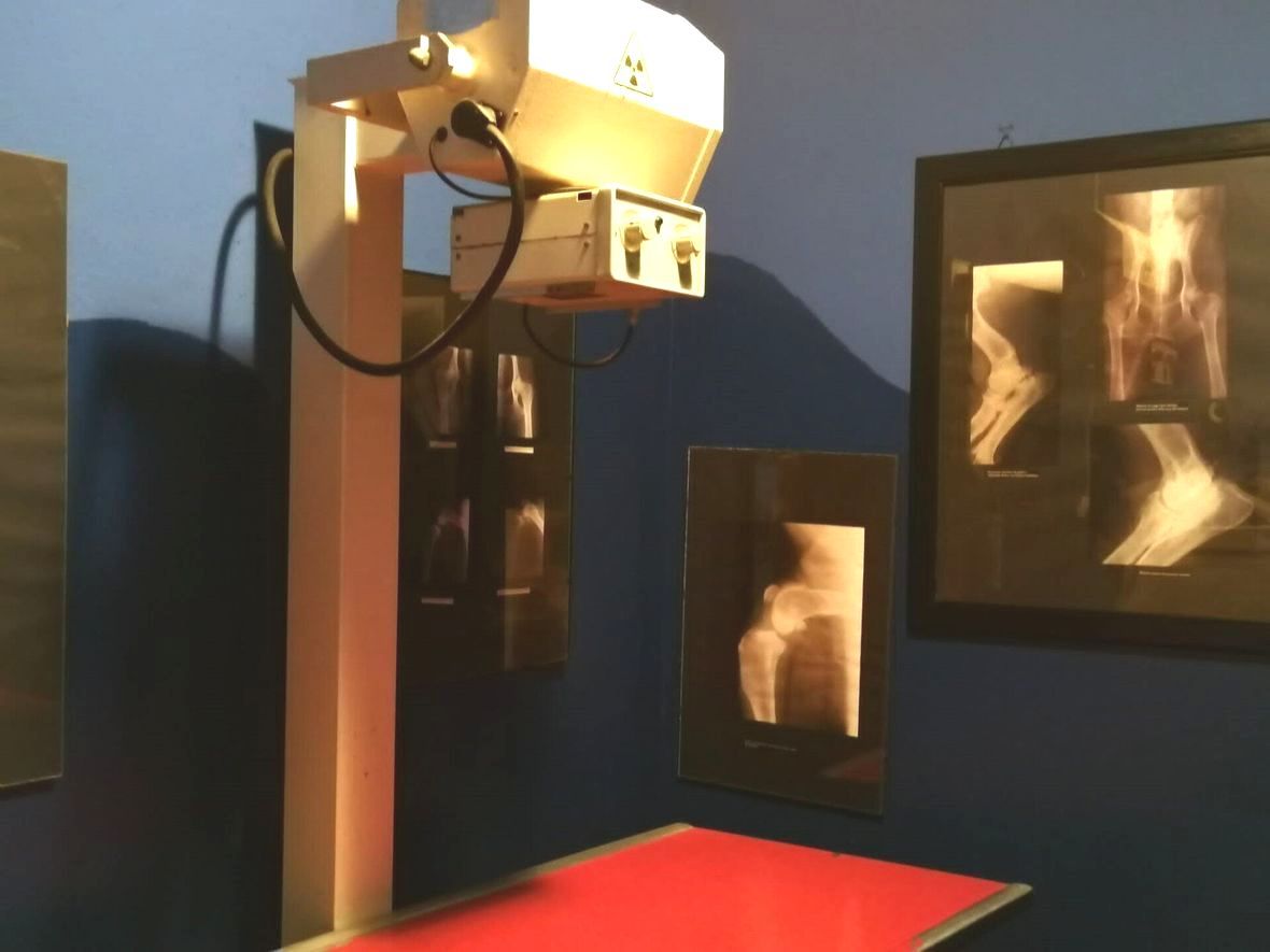 Una macchina a raggi X in una stanza con quadri sul muro