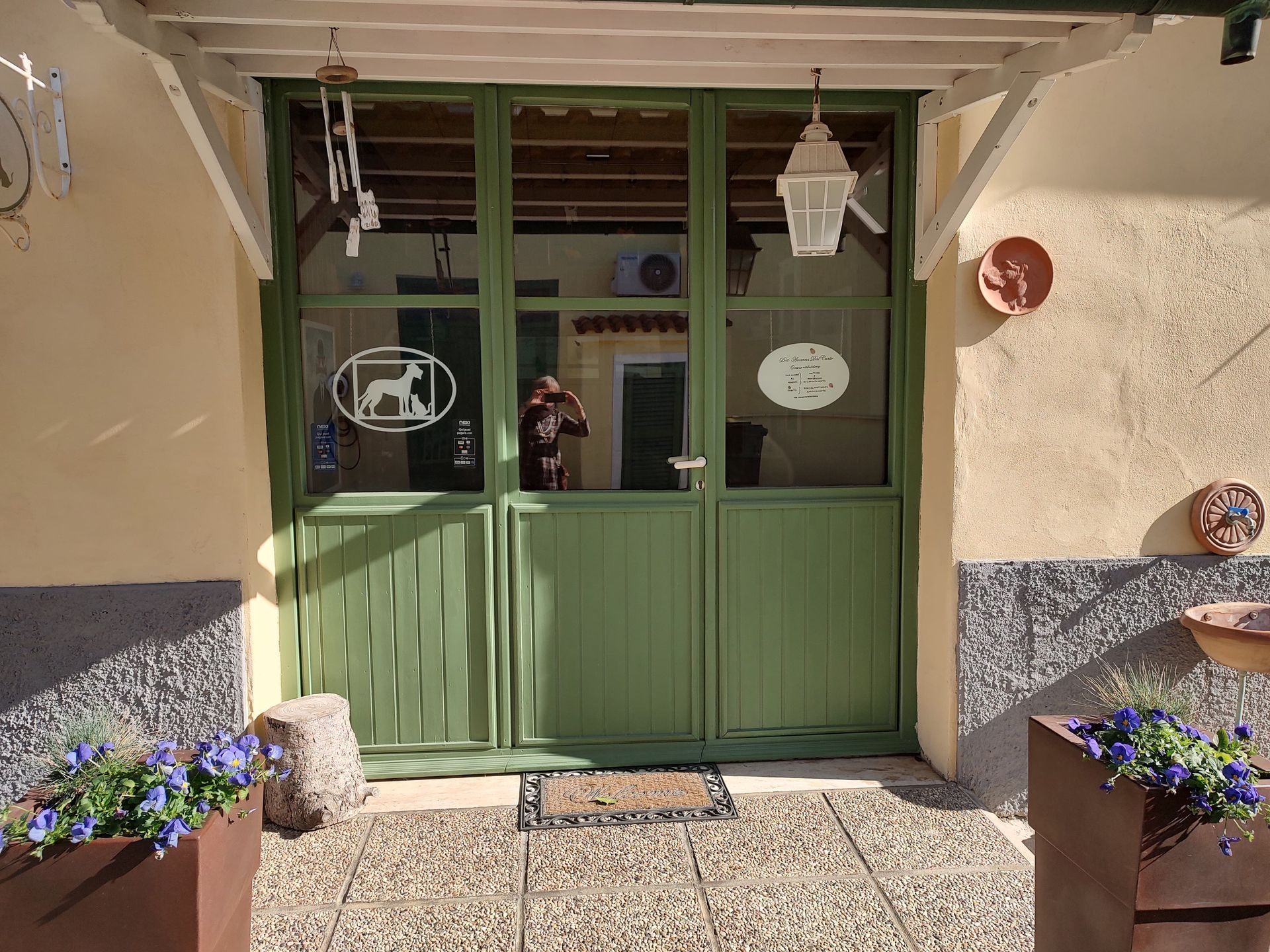 Una porta verde con l'immagine di un cavallo sopra