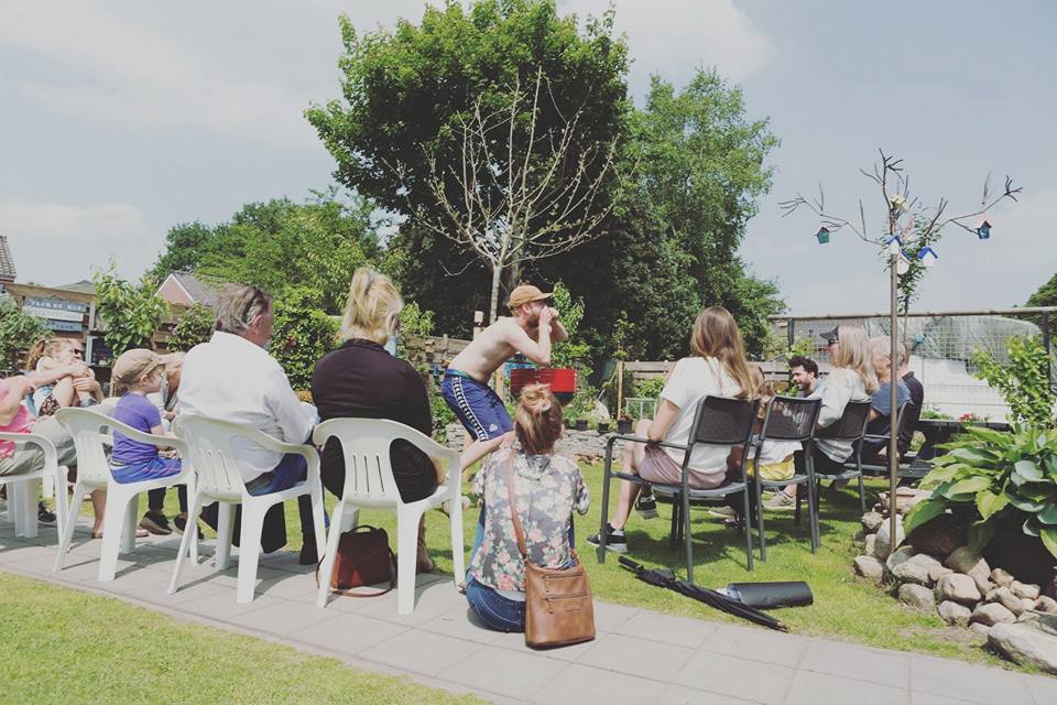 Hans van der Werf Titel: Samenkomst  Taak: Performer en Maker  Bij: Festival Worteldagen  Waar: Achtertuin - Norg