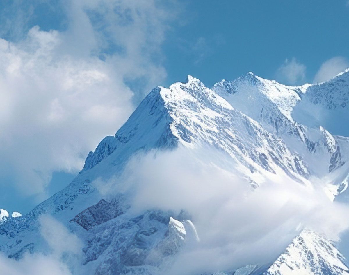 藍天白雲下，白雪皚皚的山峰巍峨聳立。