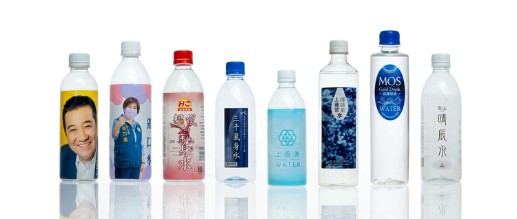 一排貼有彩色標籤的各種瓶裝水和飲料瓶，白色背景