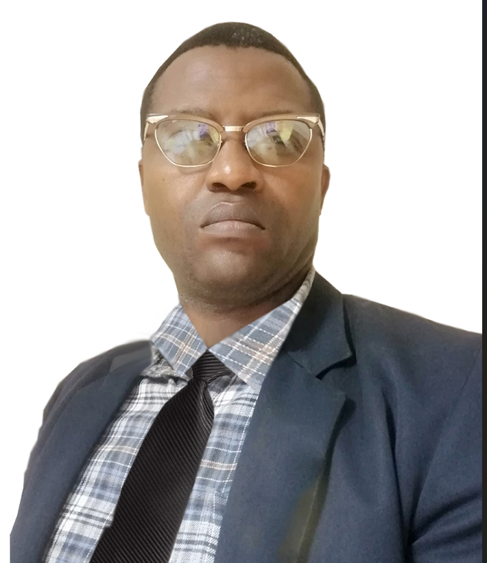 A man in a suit and tie is wearing glasses