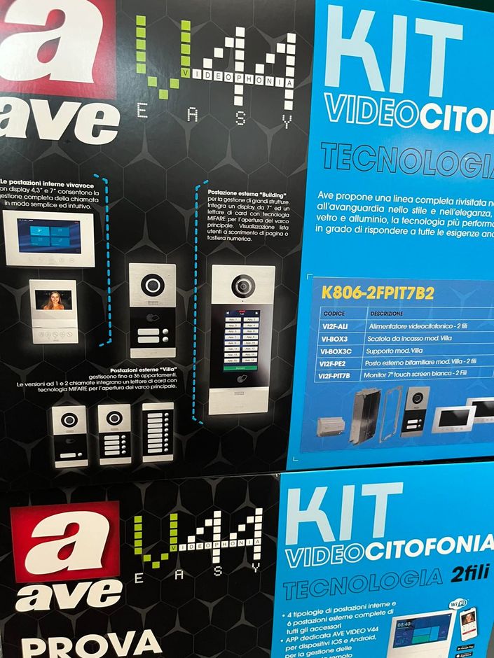 Due scatole di prodotto. Quella a sinistra presenta il logo 