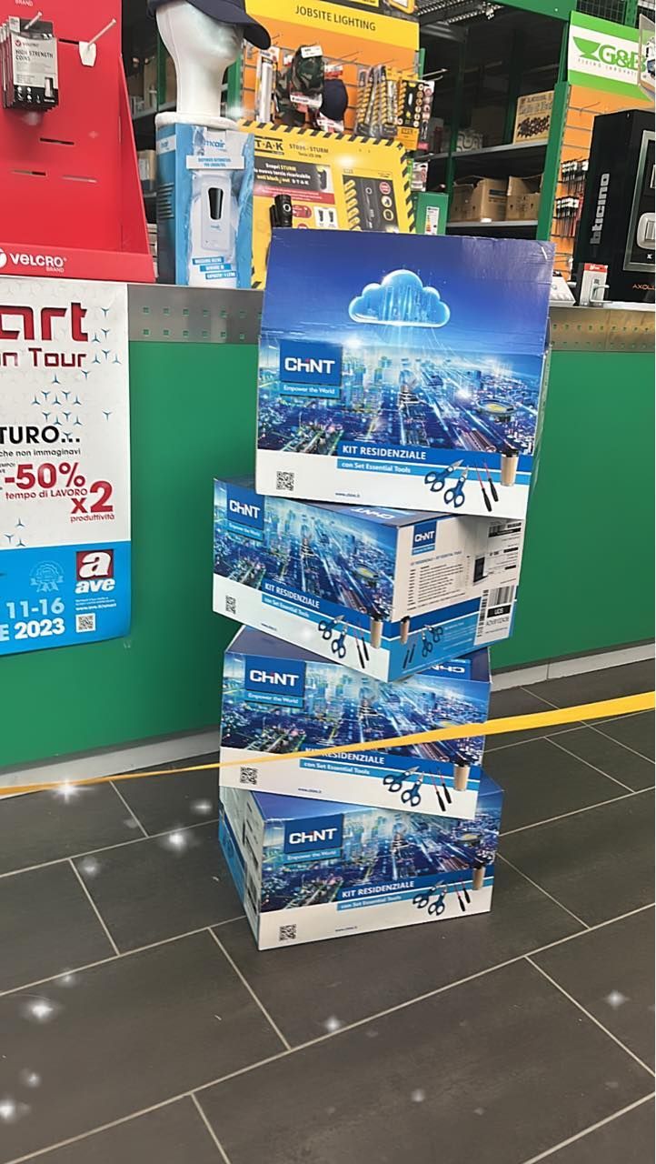 Esposizione di scatole impilate con l'immagine dello skyline della città, per promuovere il marchio