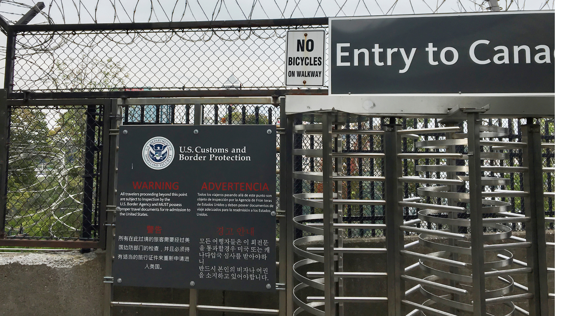 A sign that says entry to canada on it