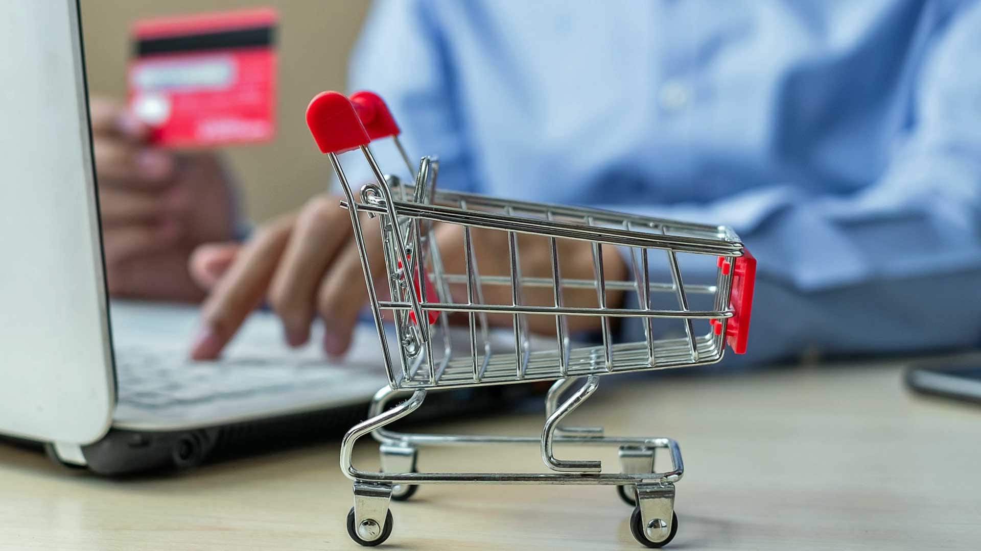 Photo of a model shopping cart and PC on a desk
