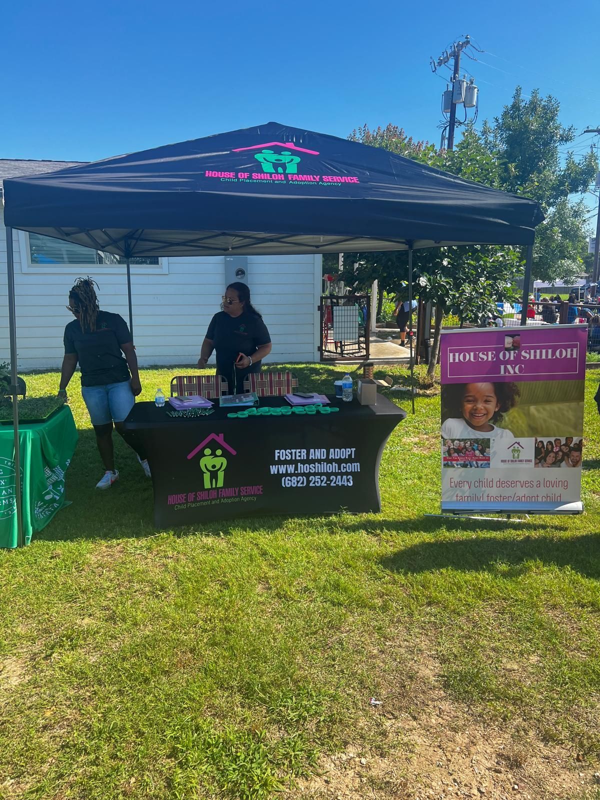 A tent is sitting in the middle of a grassy field.