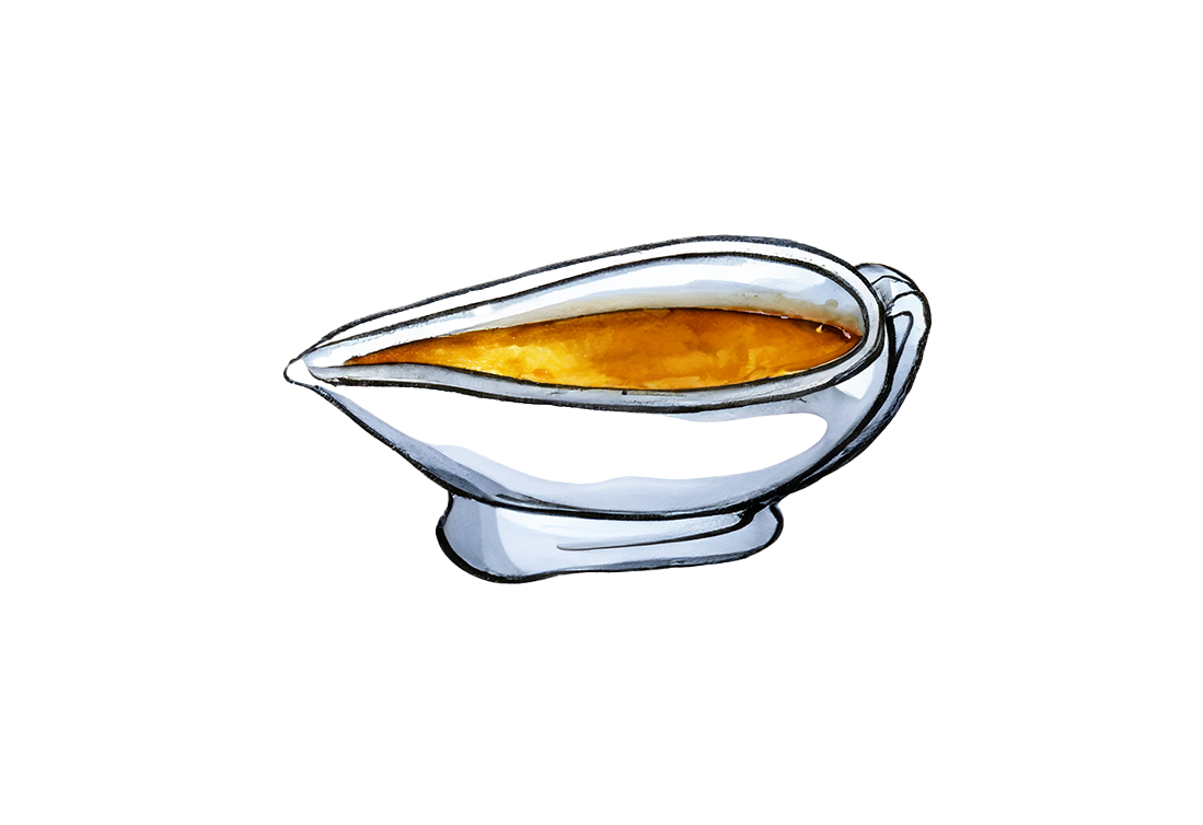 eine Schüssel mit Soße auf weißem Hintergrund .