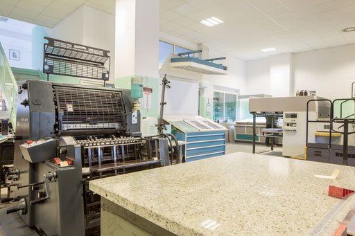 macchine industriali all’interno di una tipografia e un piano da lavoro