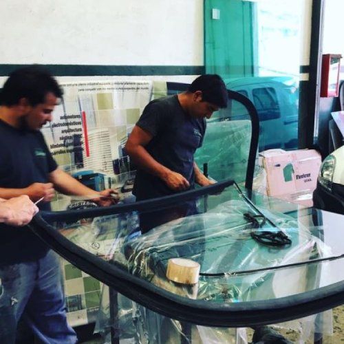 Hombres trabajando en un parabrisas