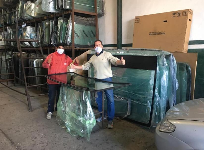 Dos hombres trabajando con cristales