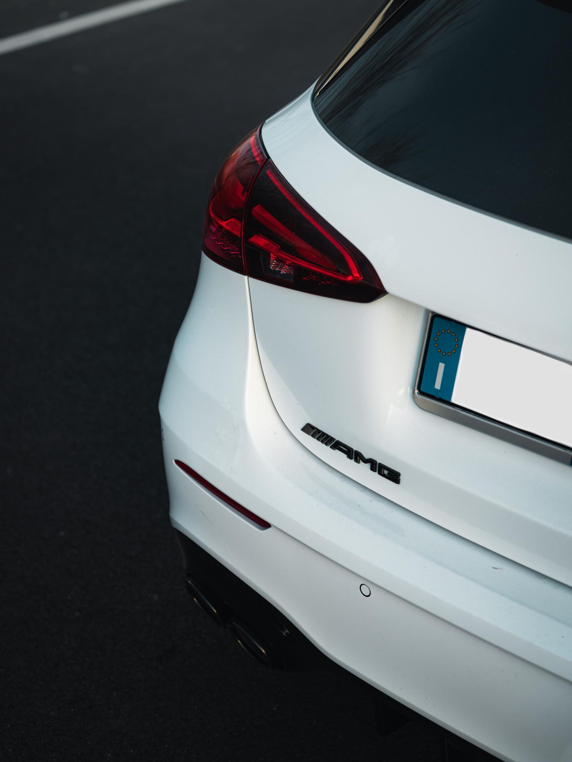 Un'auto bianca con la scritta amg sul retro