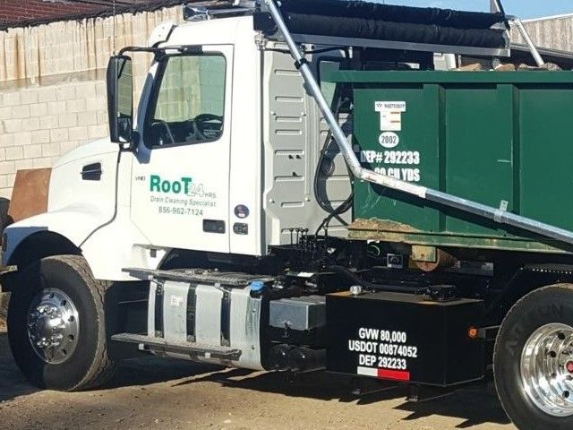 A dump truck with the word root on the side