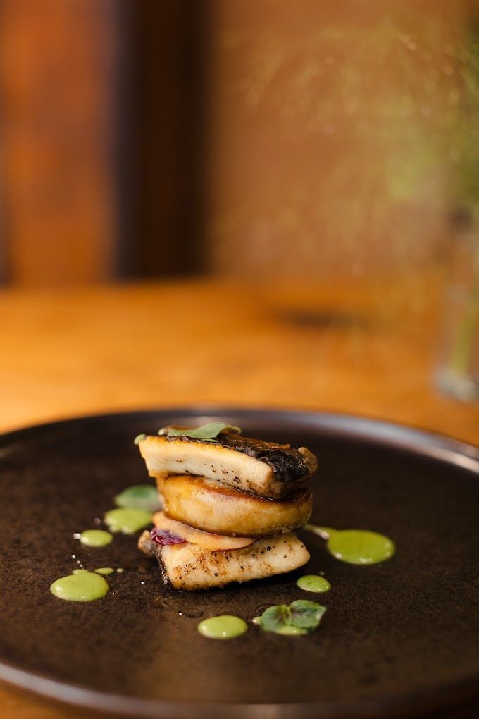 Un primo piano di un piatto di cibo su un tavolo.