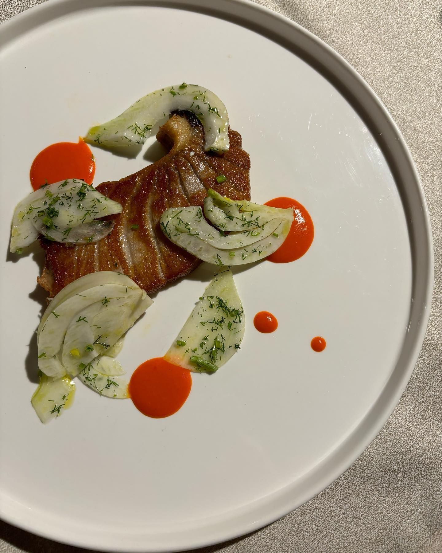 Un tavolo di legno con un vassoio di cibo e un vaso di fiori