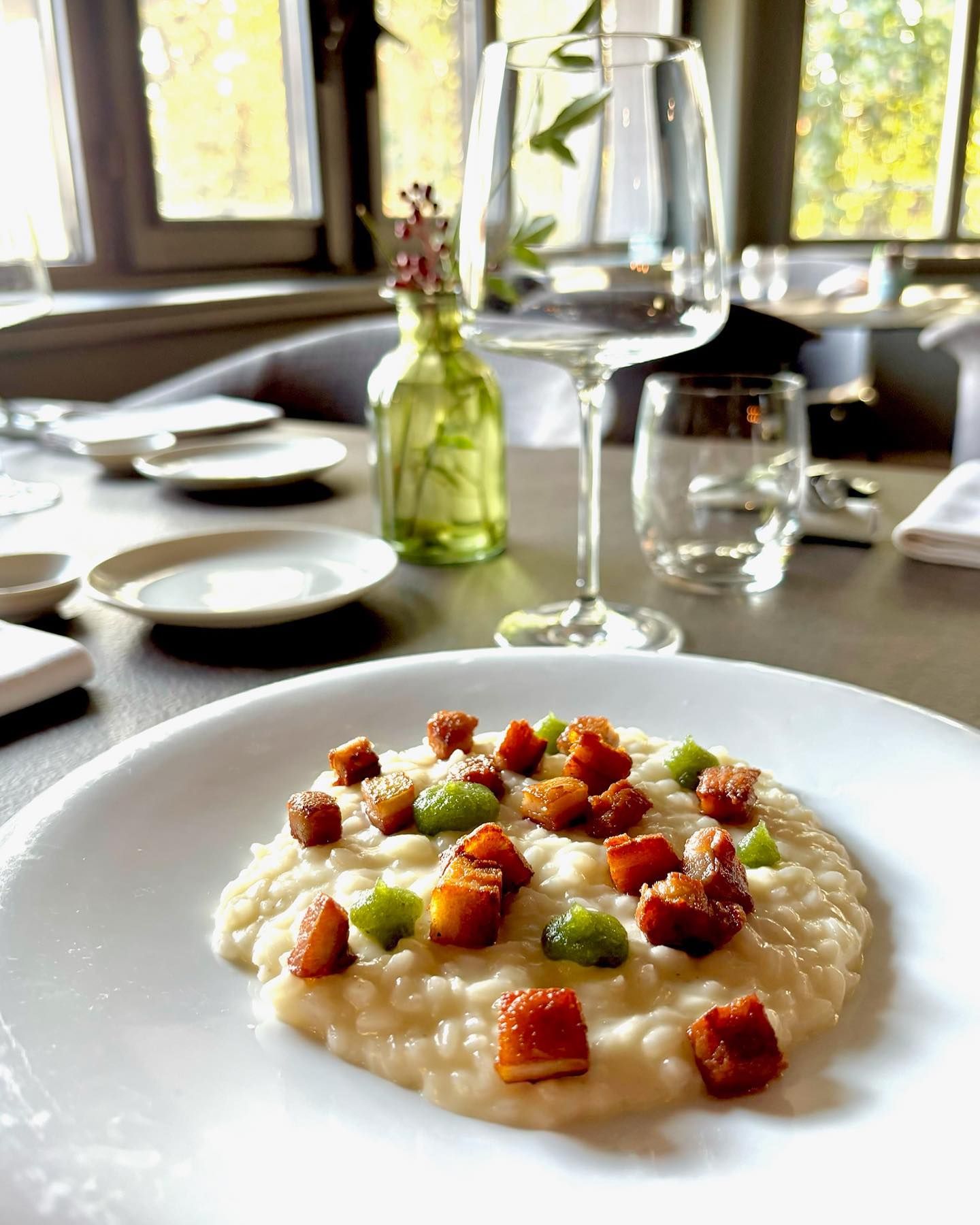 Un primo piano di un piatto di cibo su un tavolo in un ristorante.