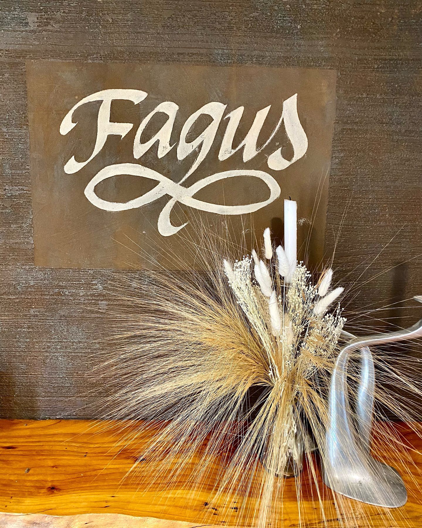 Un tavolo di legno con un cartello che dice fagus.