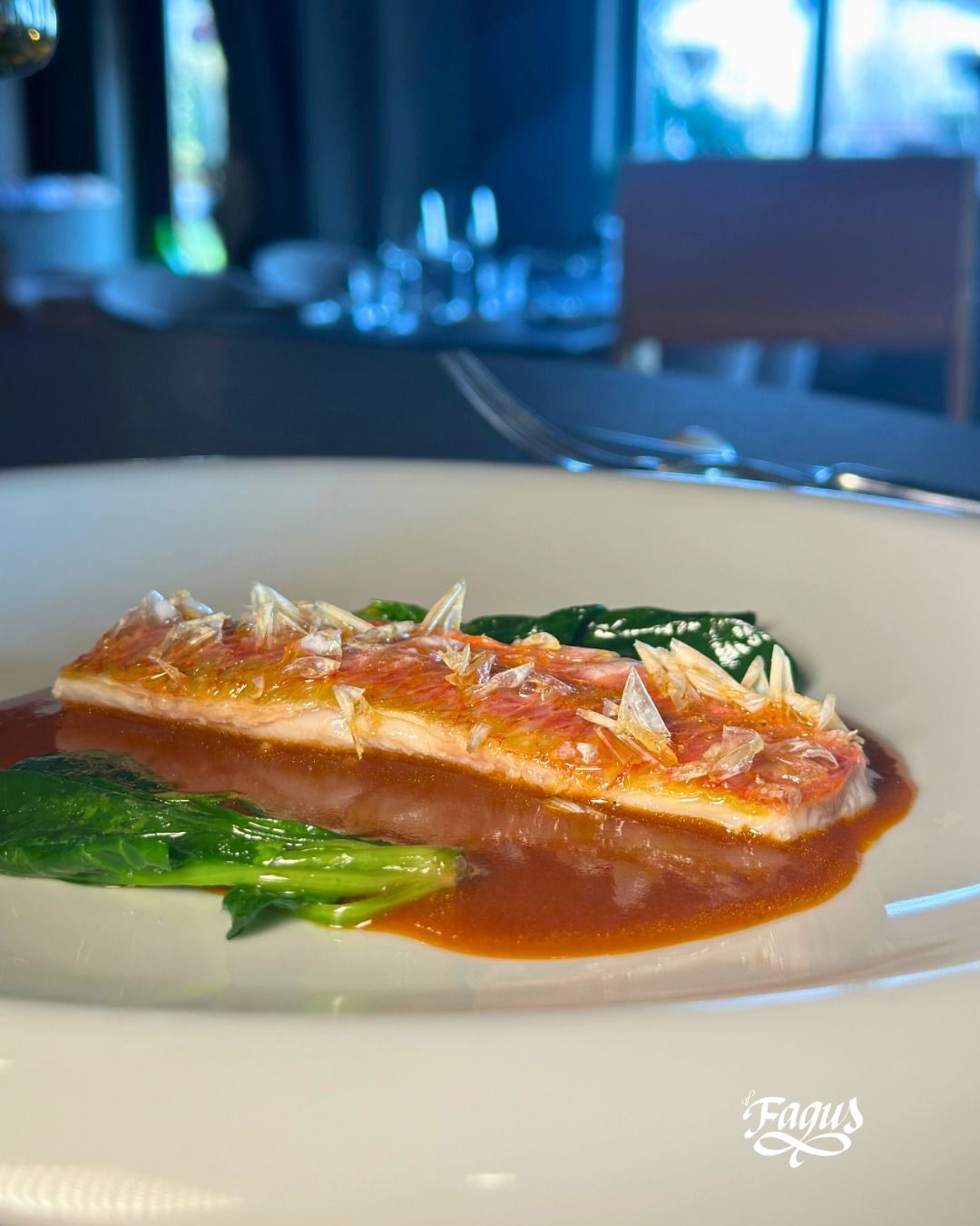 Un primo piano di un piatto di cibo su un tavolo.