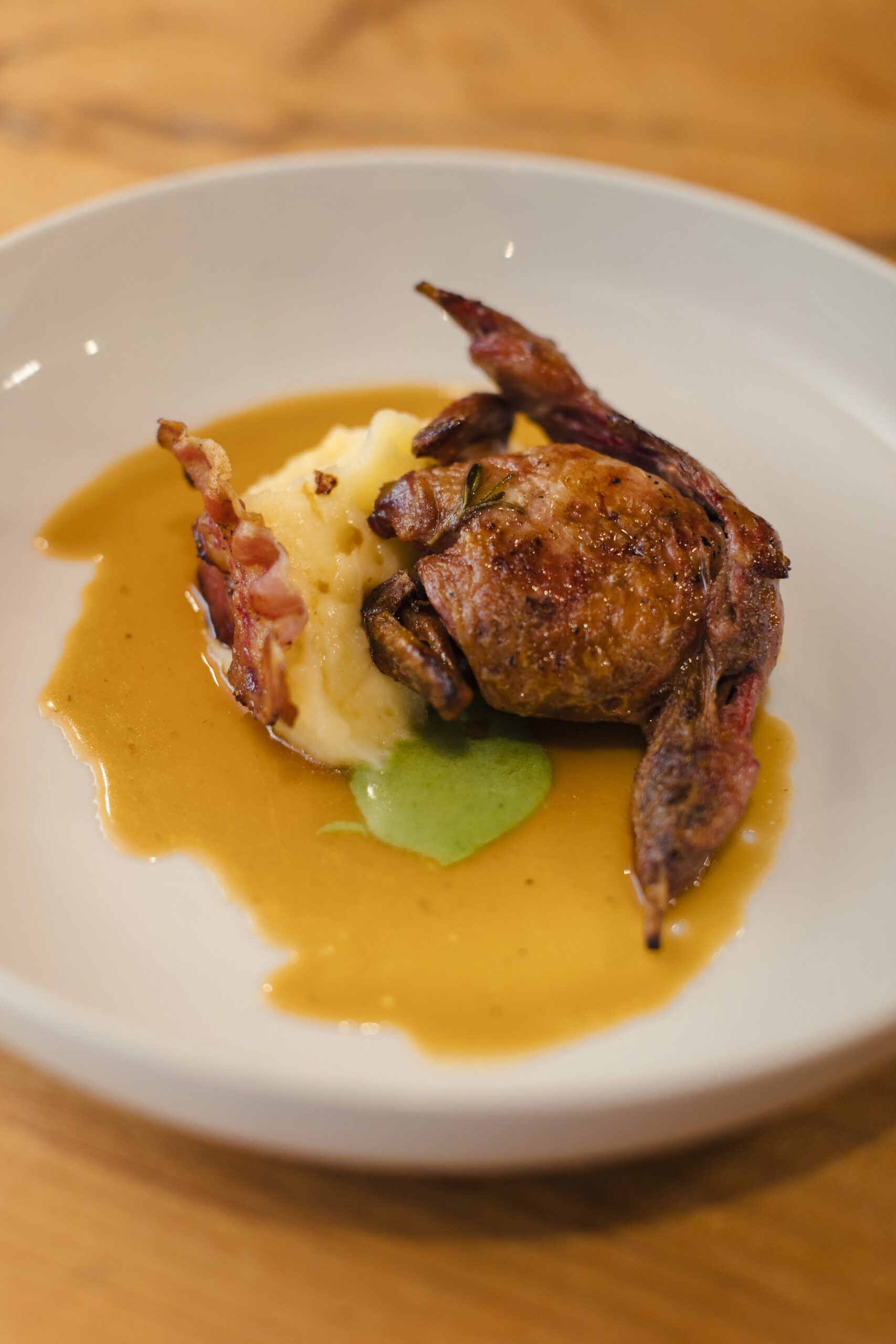 Un piatto bianco con carne e purè di patate