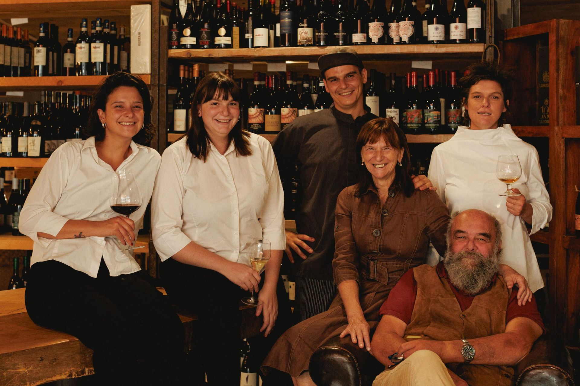 Una tavola apparecchiata per un pasto con piatti, ciotole, bicchieri e tovaglioli.