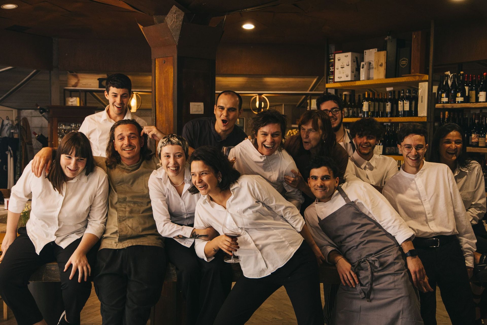 Un gruppo di persone posa per una foto in un ristorante.