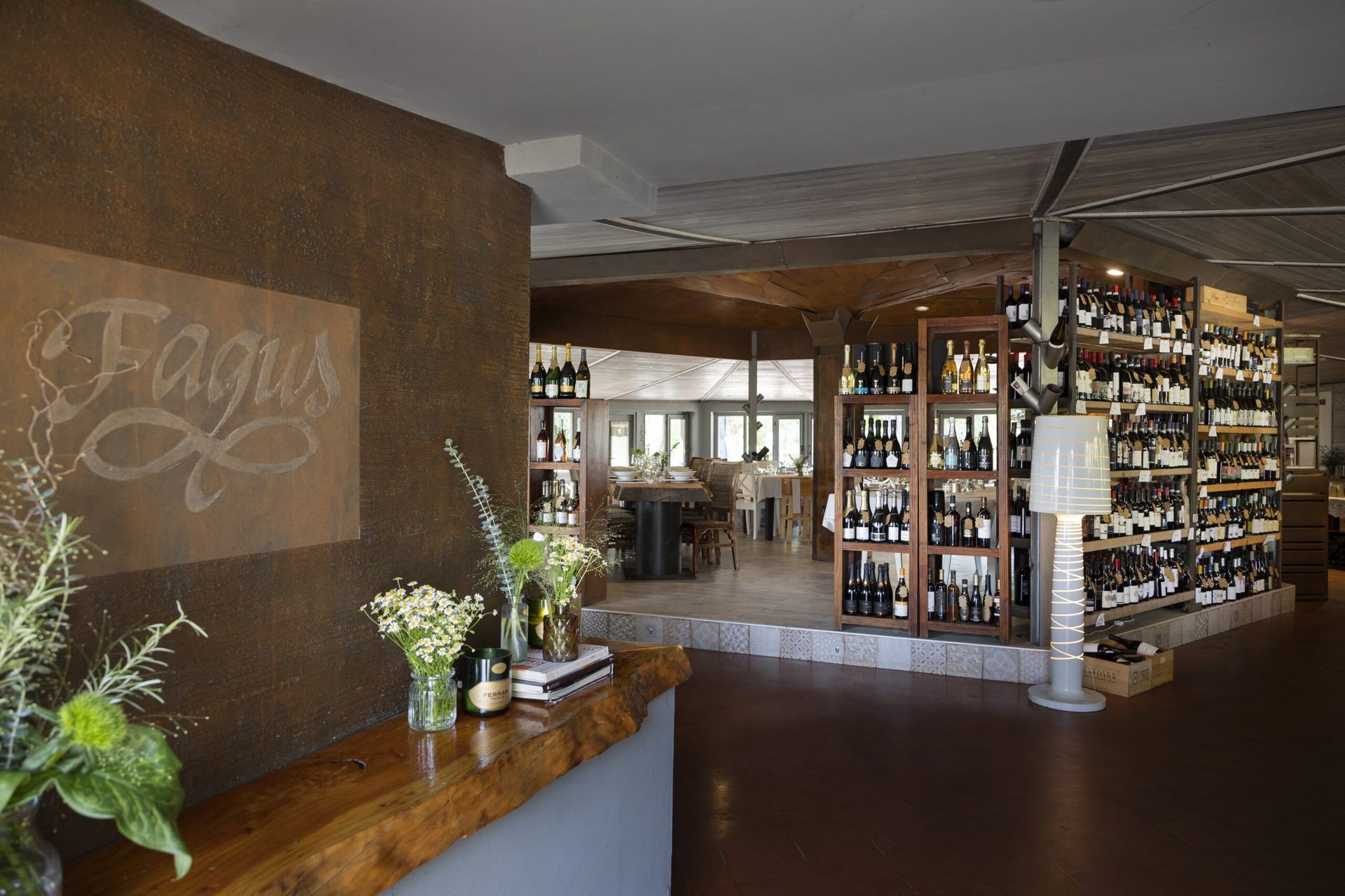 Un ristorante con un cartello che dice fagus